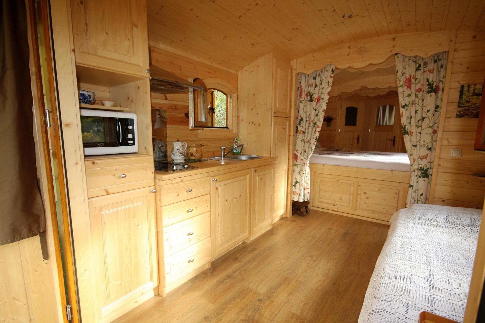 Luxury tent Les Roulottes De La Dordogne