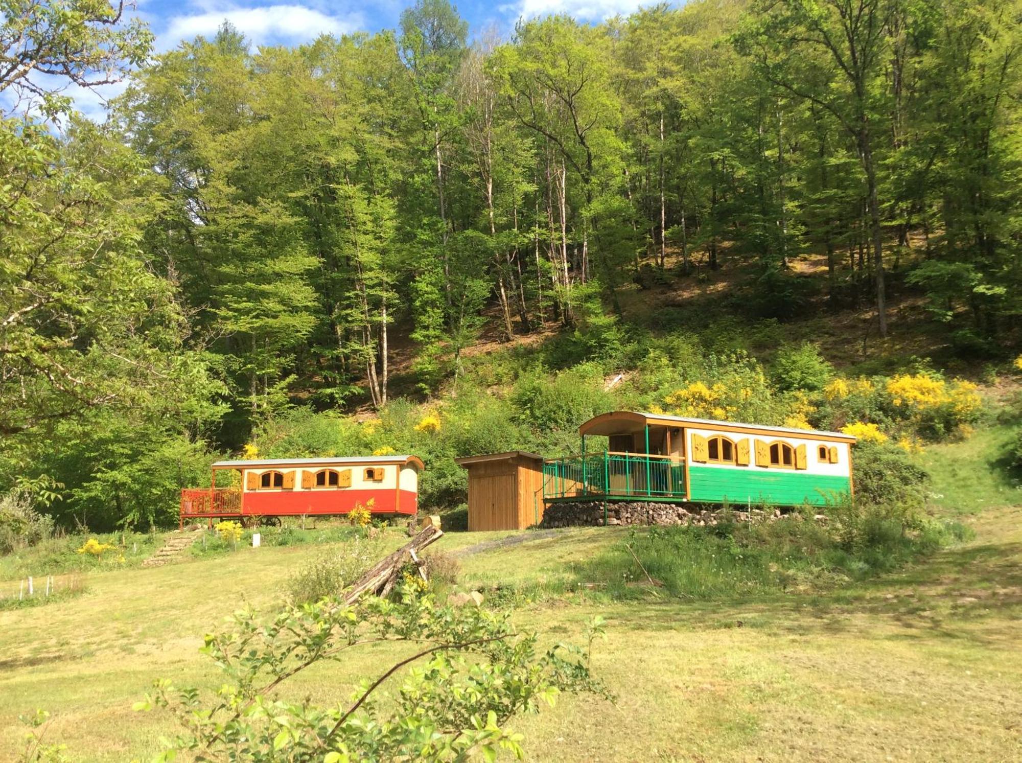 Luxury tent Les Roulottes De La Dordogne Champagnac (Auvergne)